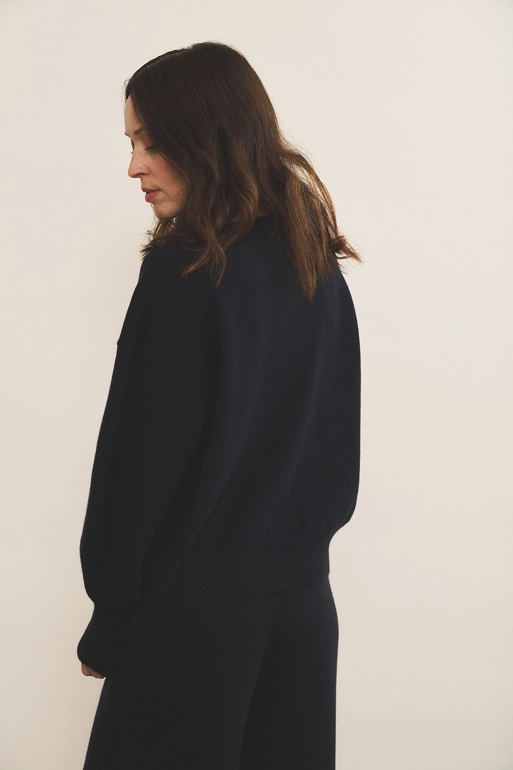 Dark blue cashmere sweater women - back view | Sarah | Linnea Lund