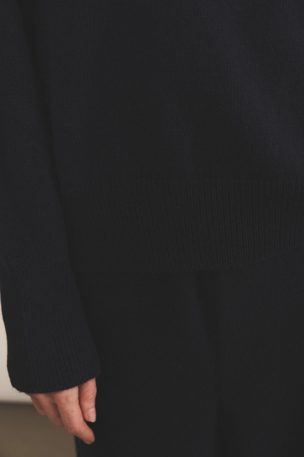 Dark blue cashmere sweater women - focus fabric | Sarah | Linnea Lund