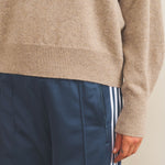 Cashmere sweater women beige - sleeves | Sarah | Linnea Lund