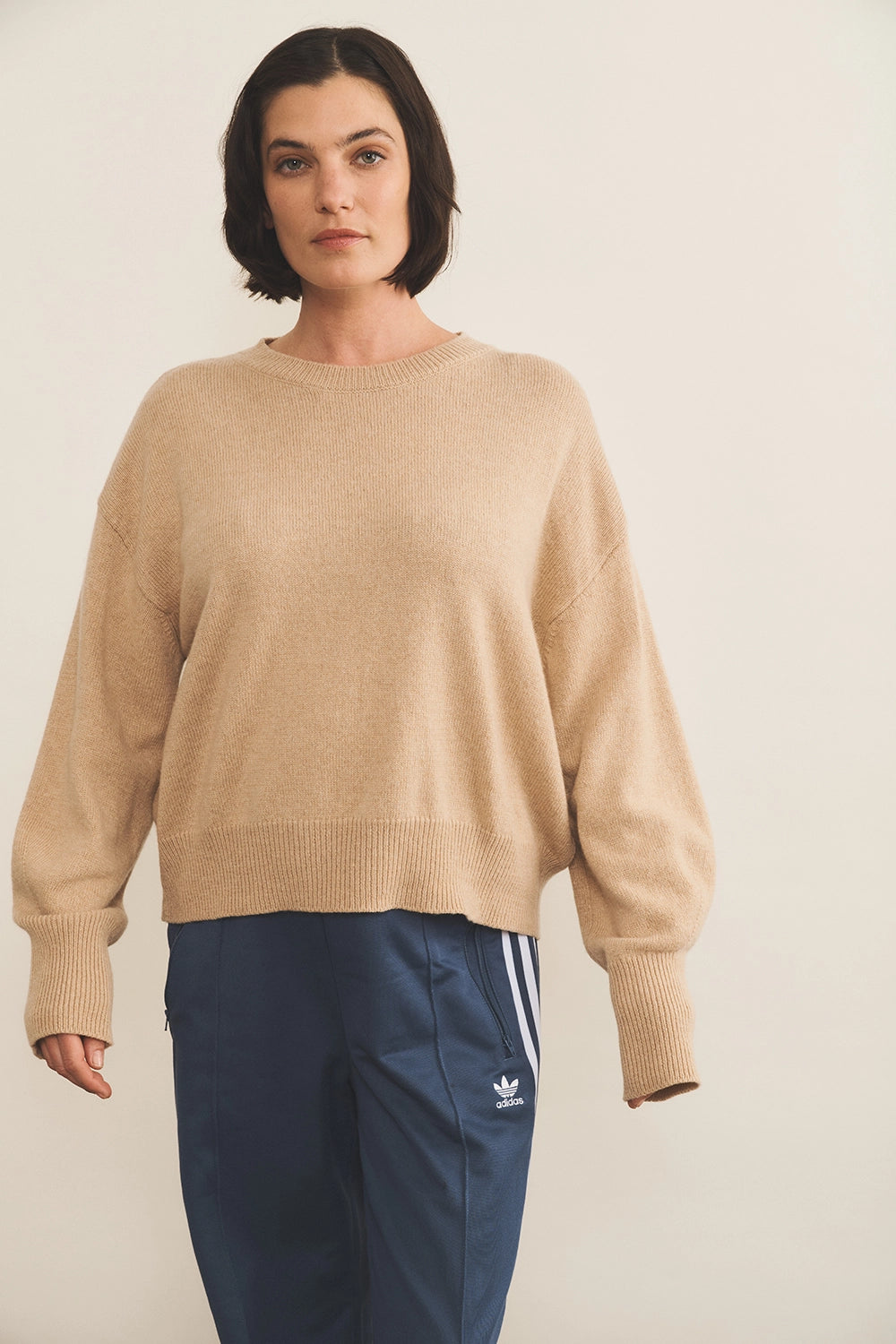 Beige sand cashmere sweater women - front view | Sarah | Linnea Lund