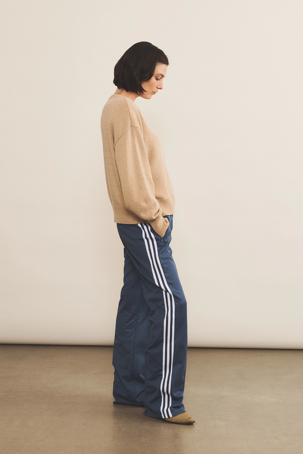 Beige sand cashmere sweater women - side view | Sarah | Linnea Lund
