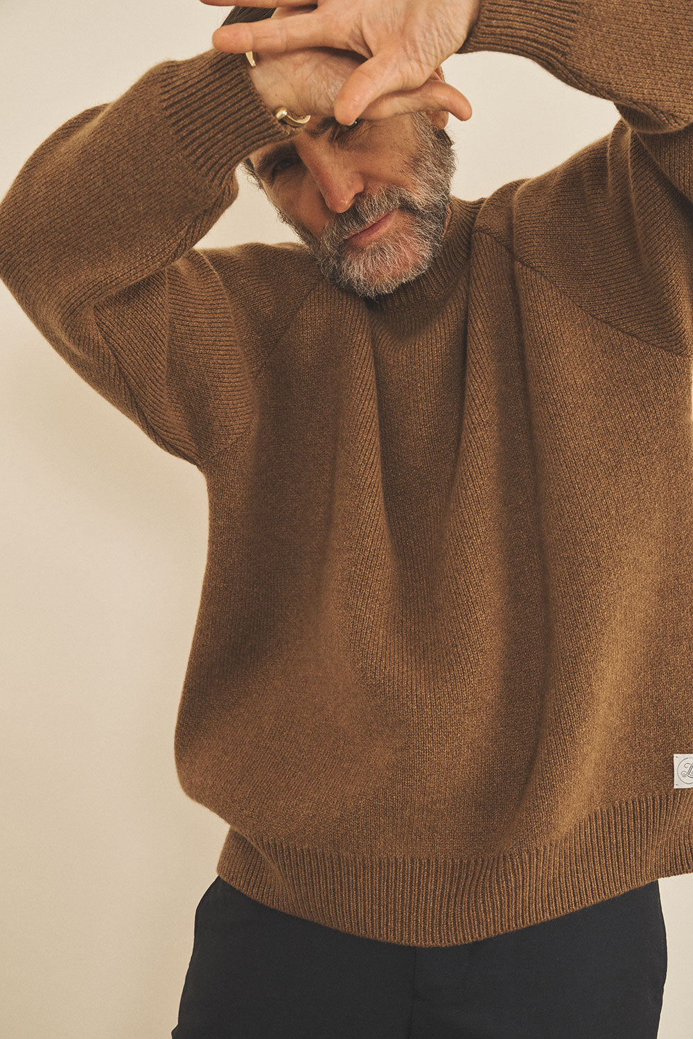 Brown men cashmere sweater - focus look | Sergio | Linnea Lund
