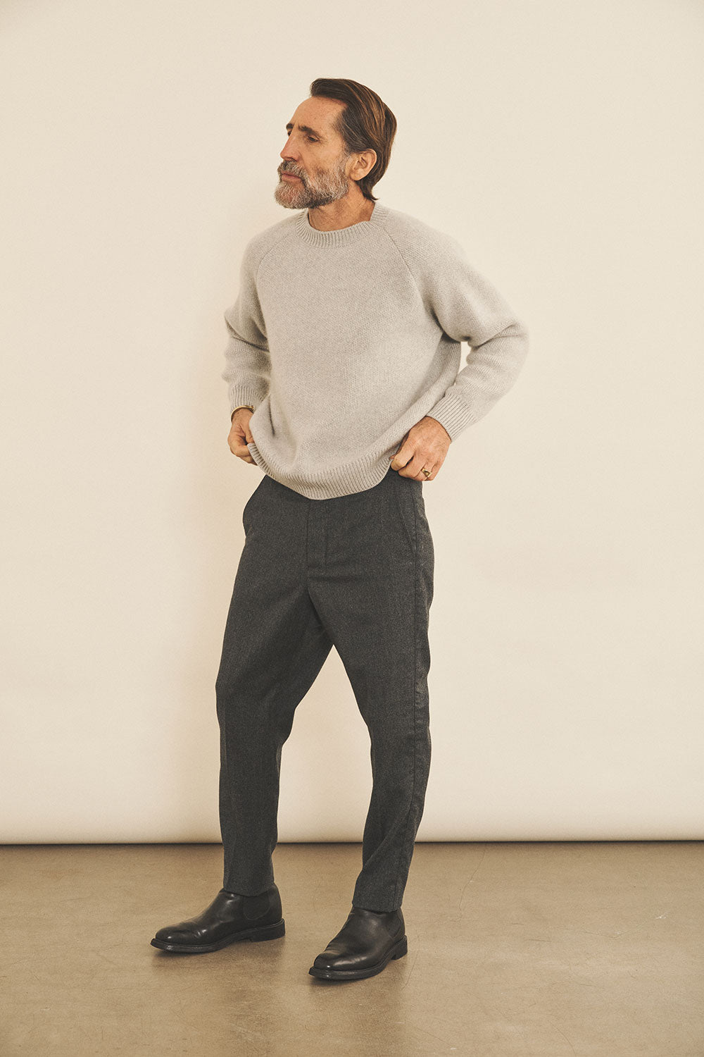 Light grey men cashmere sweater - side view | Sergio | Linnea Lund