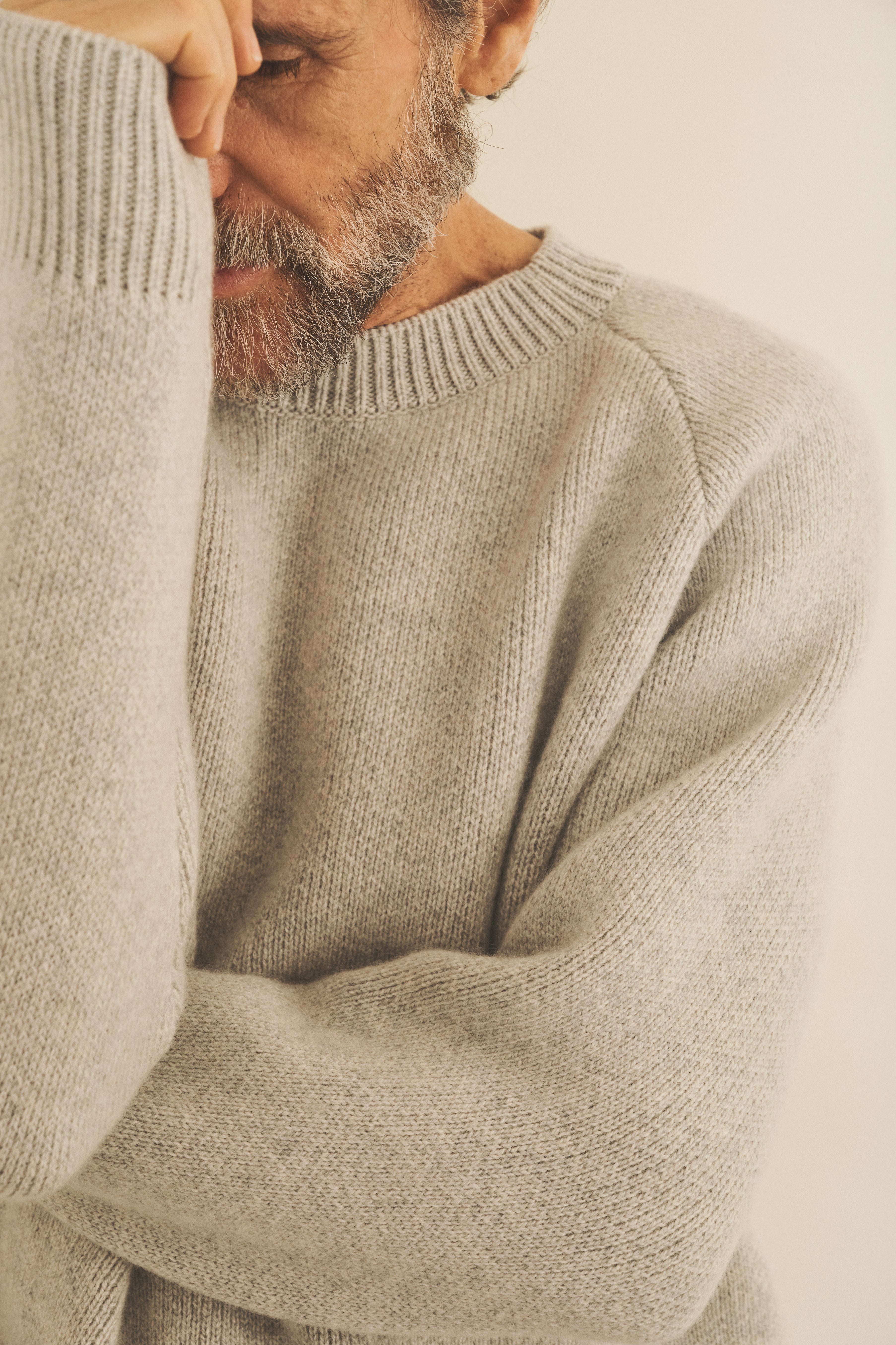 Cashmere sweater men light grey color - focus view | Sergio | Linnea Lund