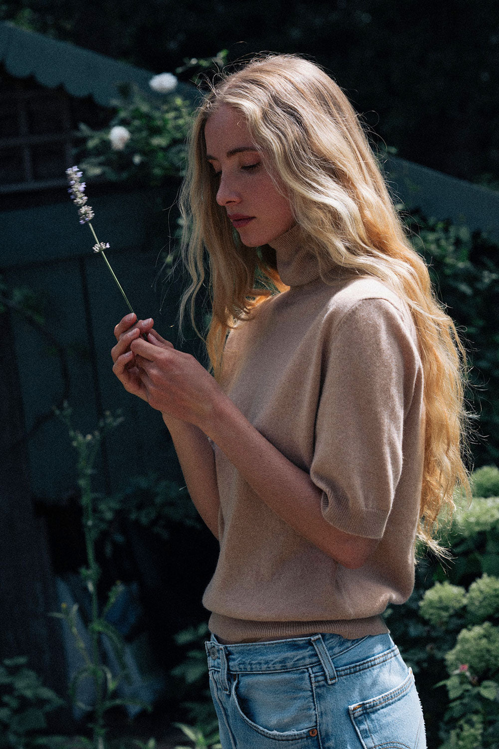 Women turtleneck cashmere t-shirt camel - look | Alvina | Linnea Lund