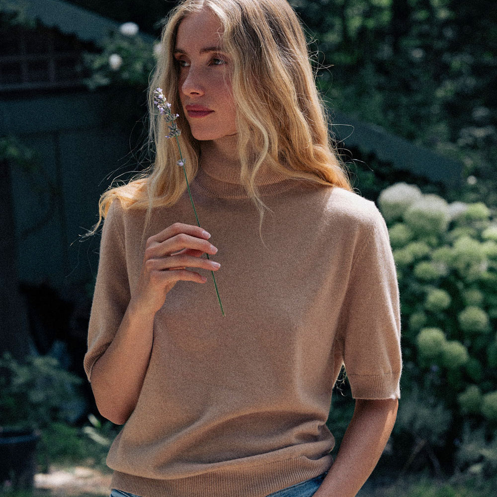 Women turtleneck cashmere t-shirt camel | Alvina | Linnea Lund