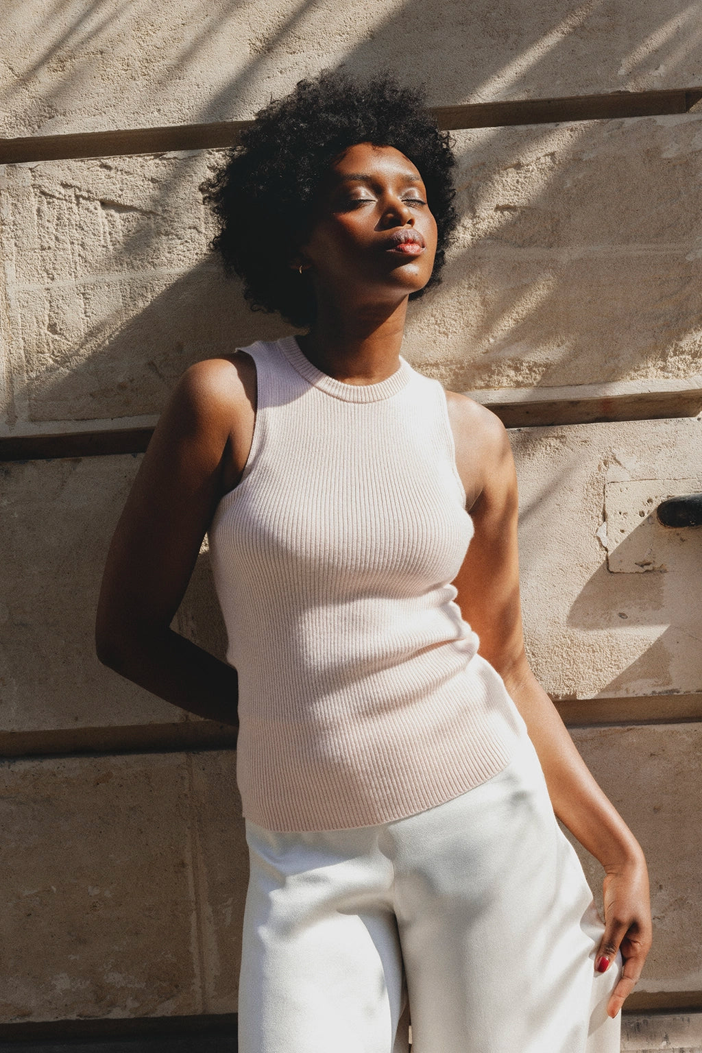 A powder pink, round neck, sleeveless women cashmere tank top - Front vue | Amanda | Linnea Lund