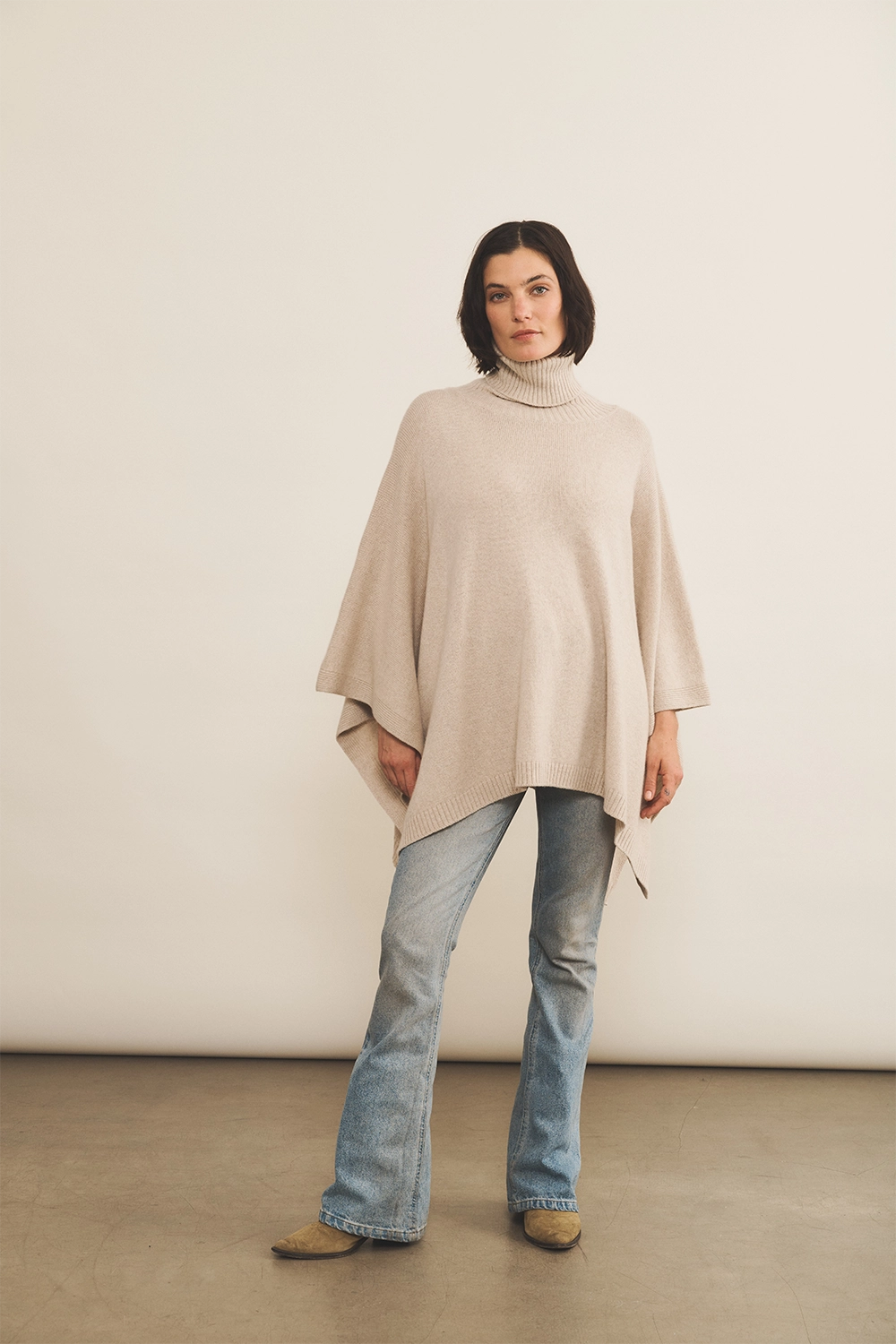 beige cashmere poncho women - front view | Angela | Linnea Lund