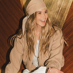 Beige reversible cashmere scarf - look | Elle Macpherson x Linnea Lund