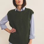 Dark green Cashmere sleeveless sweater women - front view | Berit | Linnea Lund