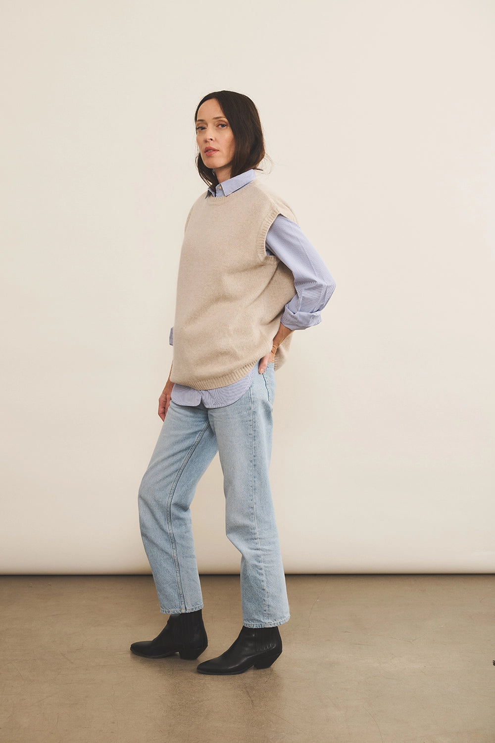 White cashmere sleeveless cardigan women - look | Berit | Linnea Lund