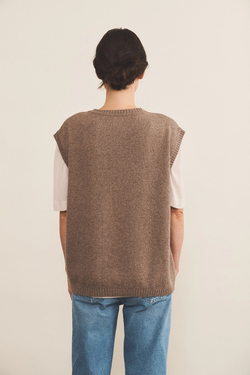 Taupe Cashmere sleeveless sweater women - back view | Berit | Linnea Lund