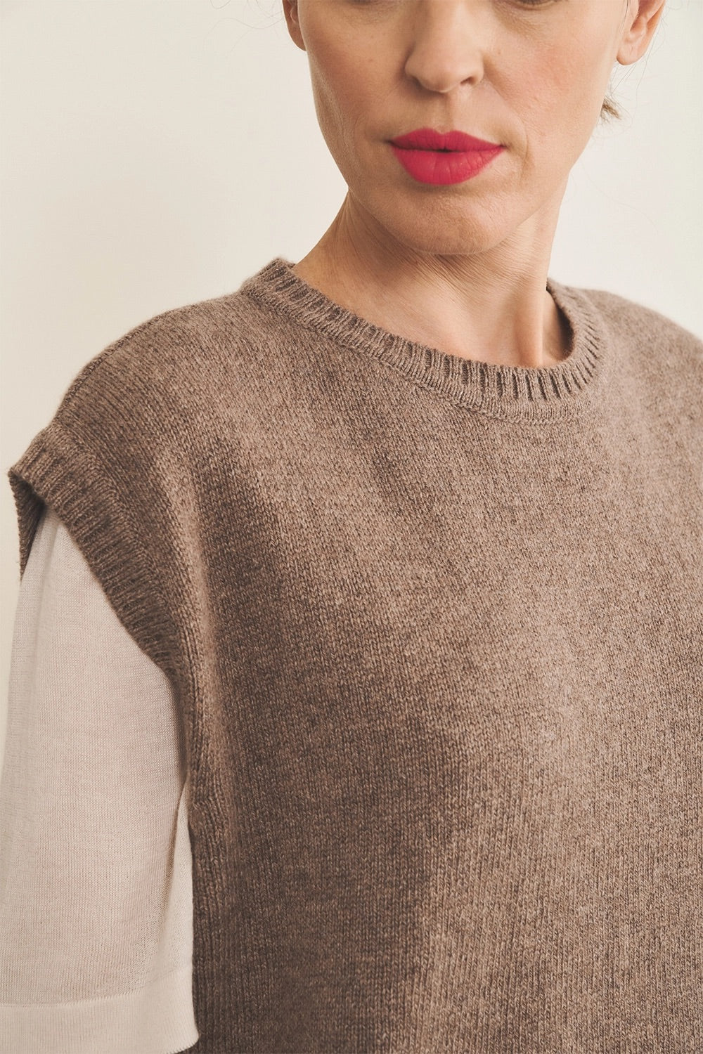 Taupe Cashmere sleeveless sweater women - focus | Berit | Linnea Lund