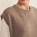 Taupe Cashmere sleeveless sweater women - focus | Berit | Linnea Lund