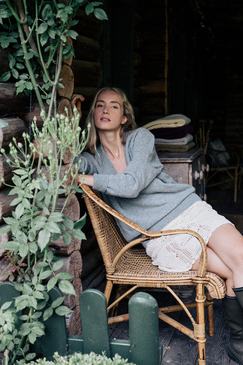 Deep V neck cashmere pullover grey | Cadaques - look | Linnea Lund