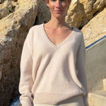 Deep V neck cashmere sweater powder women | Cadaquès | Linnea Lund