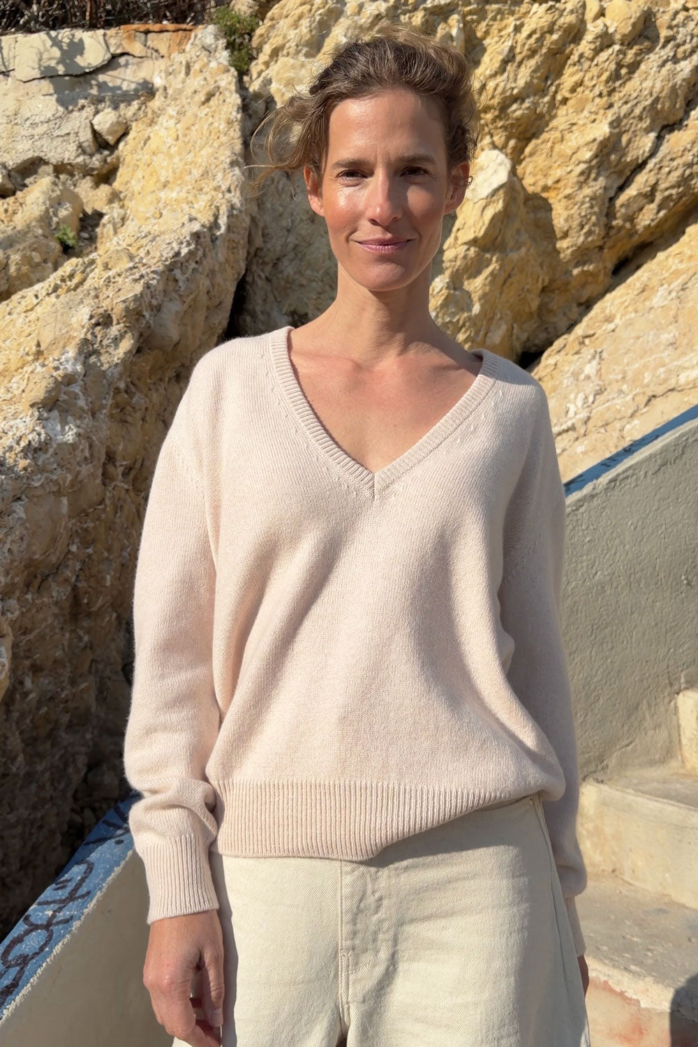 Deep V neck cashmere sweater powder women | Cadaquès | Linnea Lund