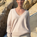 Deep V neck cashmere sweater powder women | Cadaquès | Linnea Lund