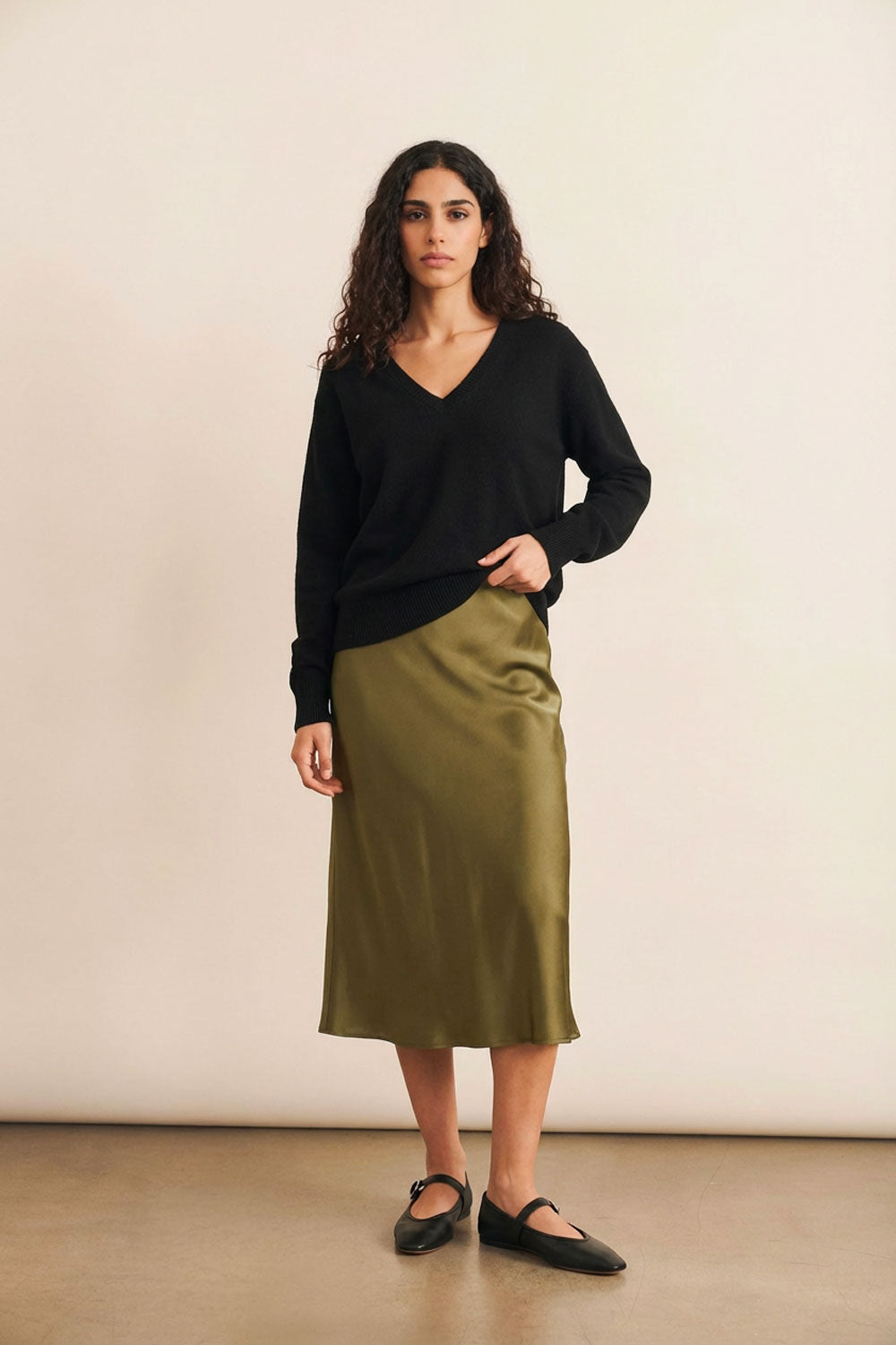 Deep V neck cashmere sweater black women | Cadaquès | Linnea Lund