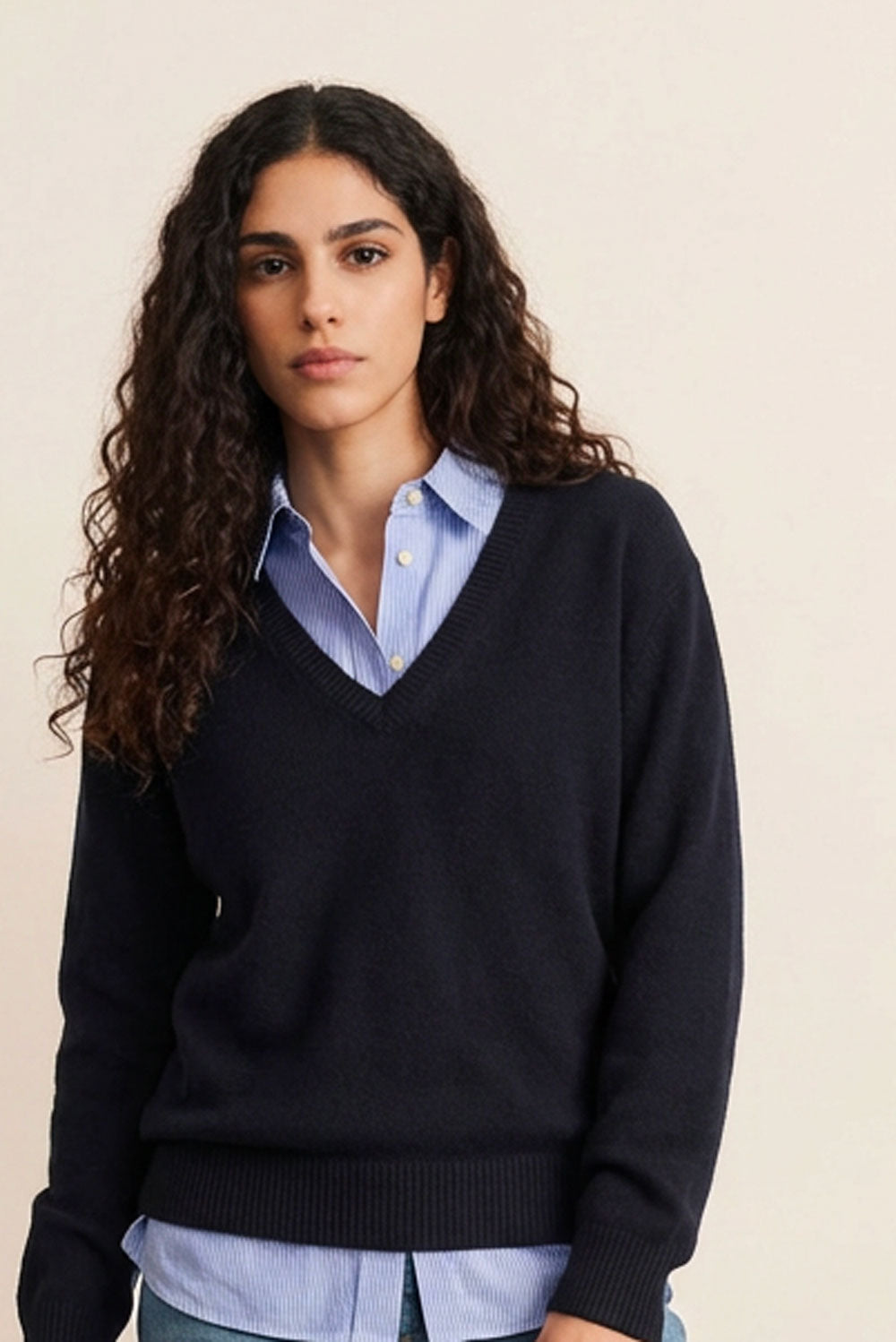 Deep V neck cashmere sweater midnight blue women | Cadaques | Linnea Lund