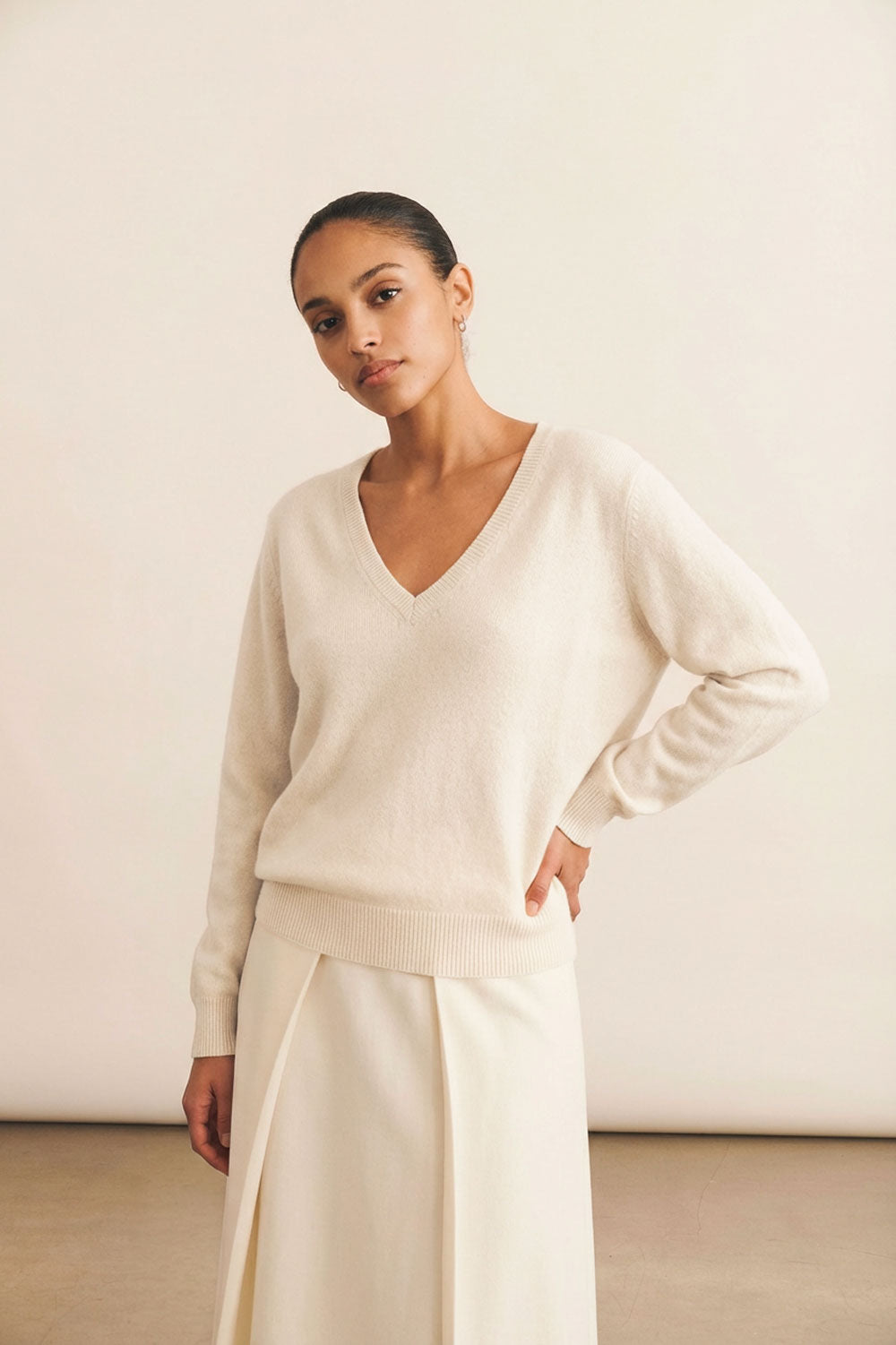 Deep V neck cashmere sweater white women | Cadaques | Linnea Lund