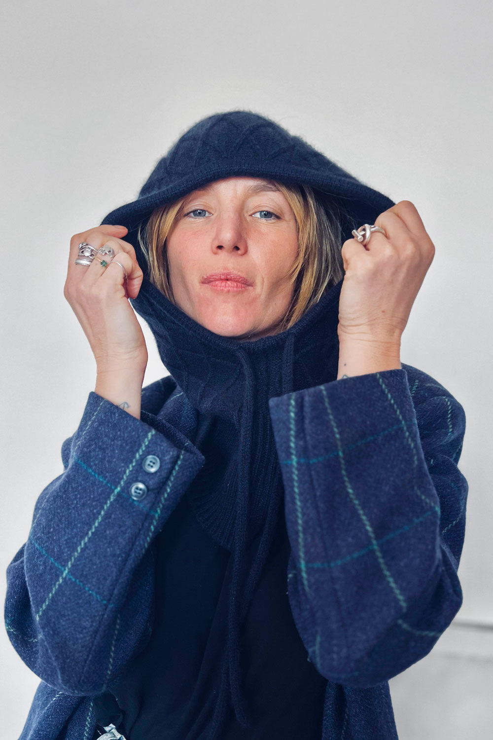 Midnight blue cashmere balaclava with diamond pattern look | Marine | Linnea Lund