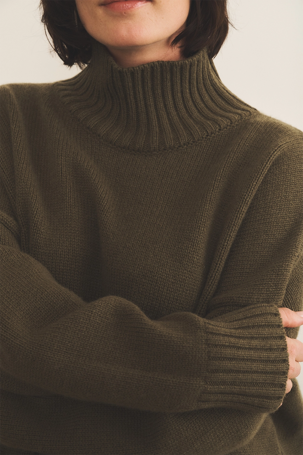 Kaki color cashmere sweater women - focus | Christina | Linnea Lund