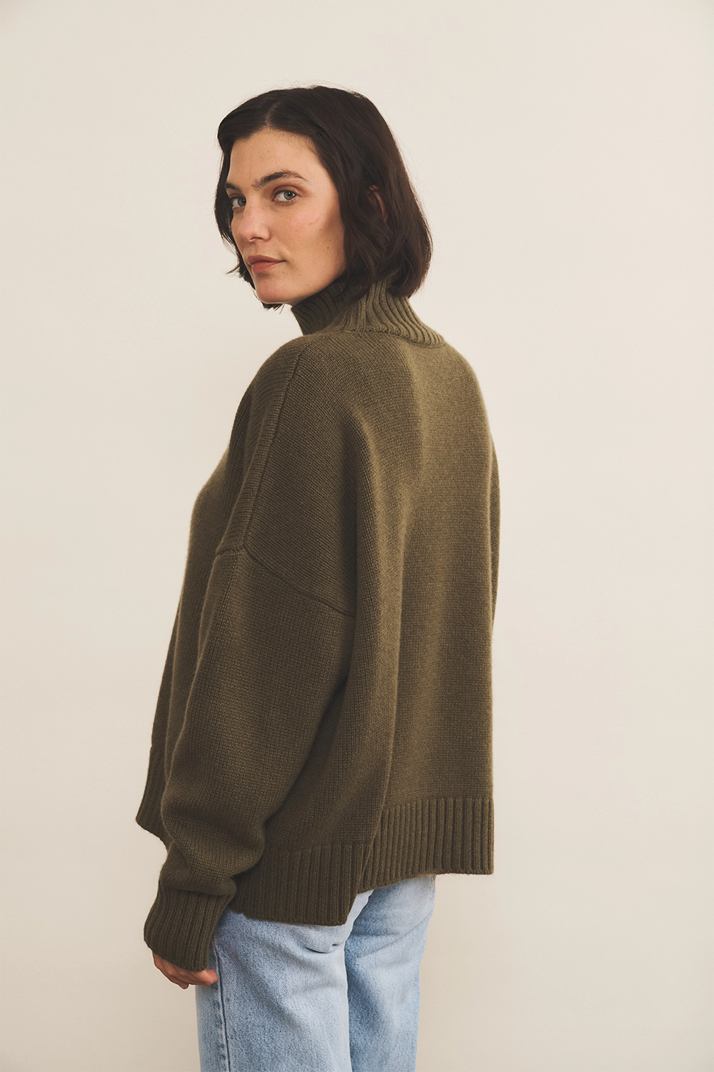 Kaki color cashmere sweater women - side view | Christina | Linnea Lund