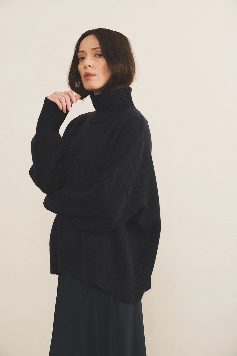 Navy blue cashmere sweater women - side view | Christina | Linnea Lund