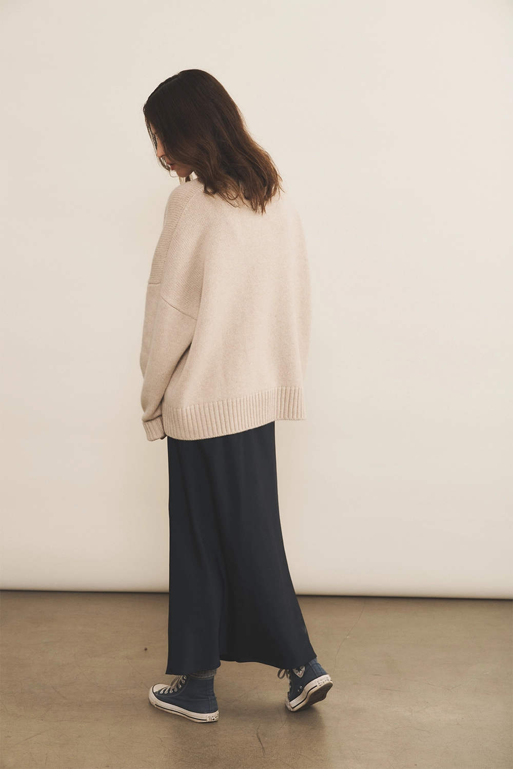 Beige cashmere sweater women - back view | Christina | Linnea Lund