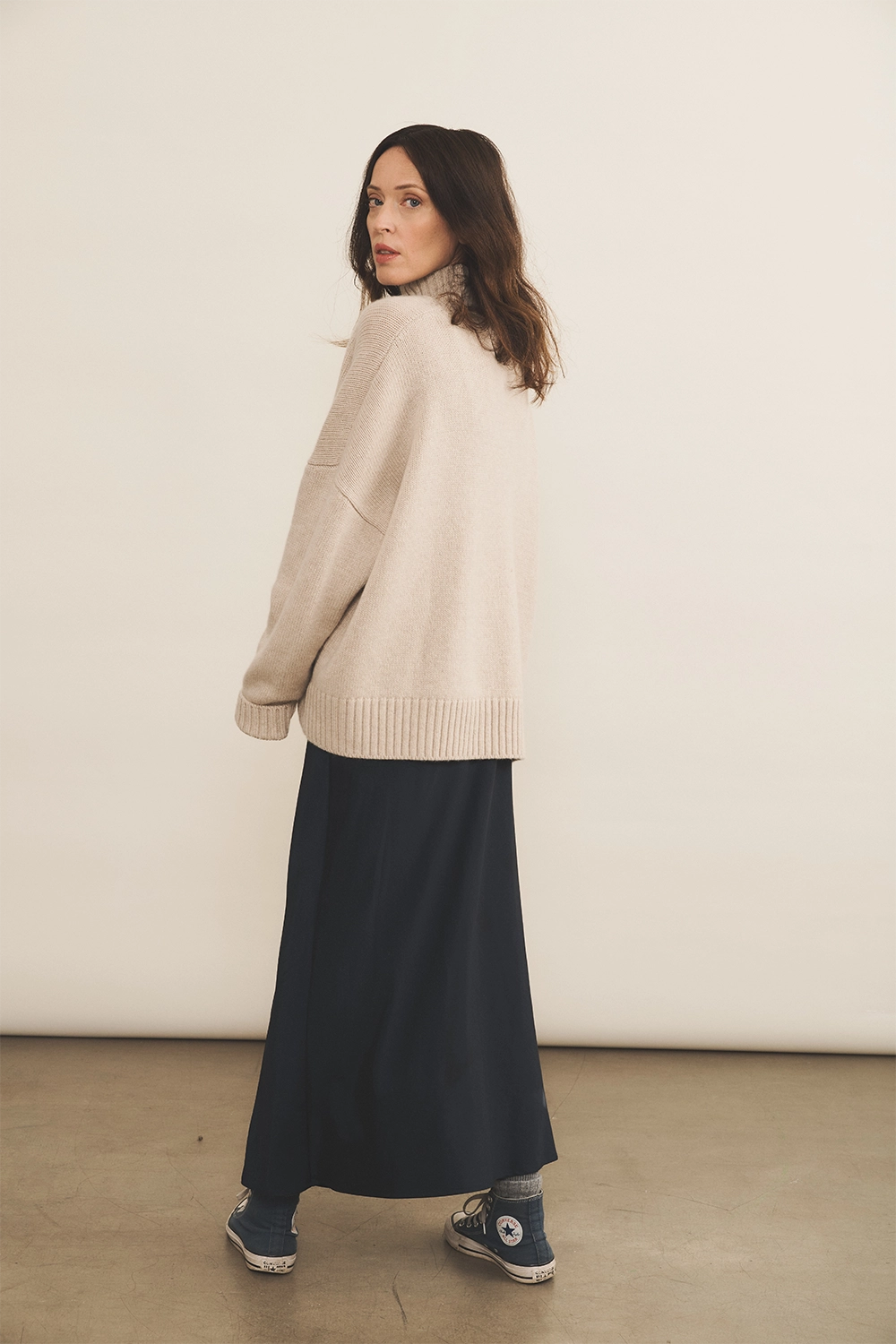 Beige cashmere sweater women - side view | Christina | Linnea Lund
