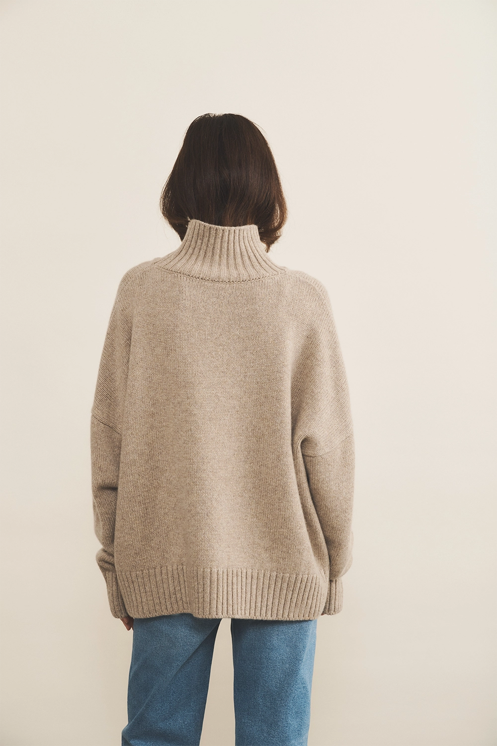 Greige cashmere sweater women - back view | Christina | Linnea Lund