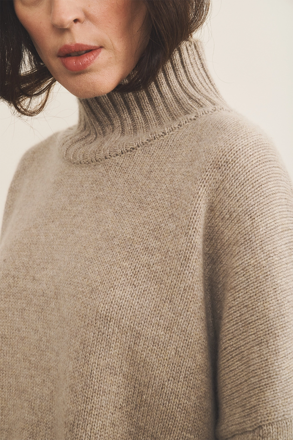 Greige cashmere sweater women - focus | Christina | Linnea Lund