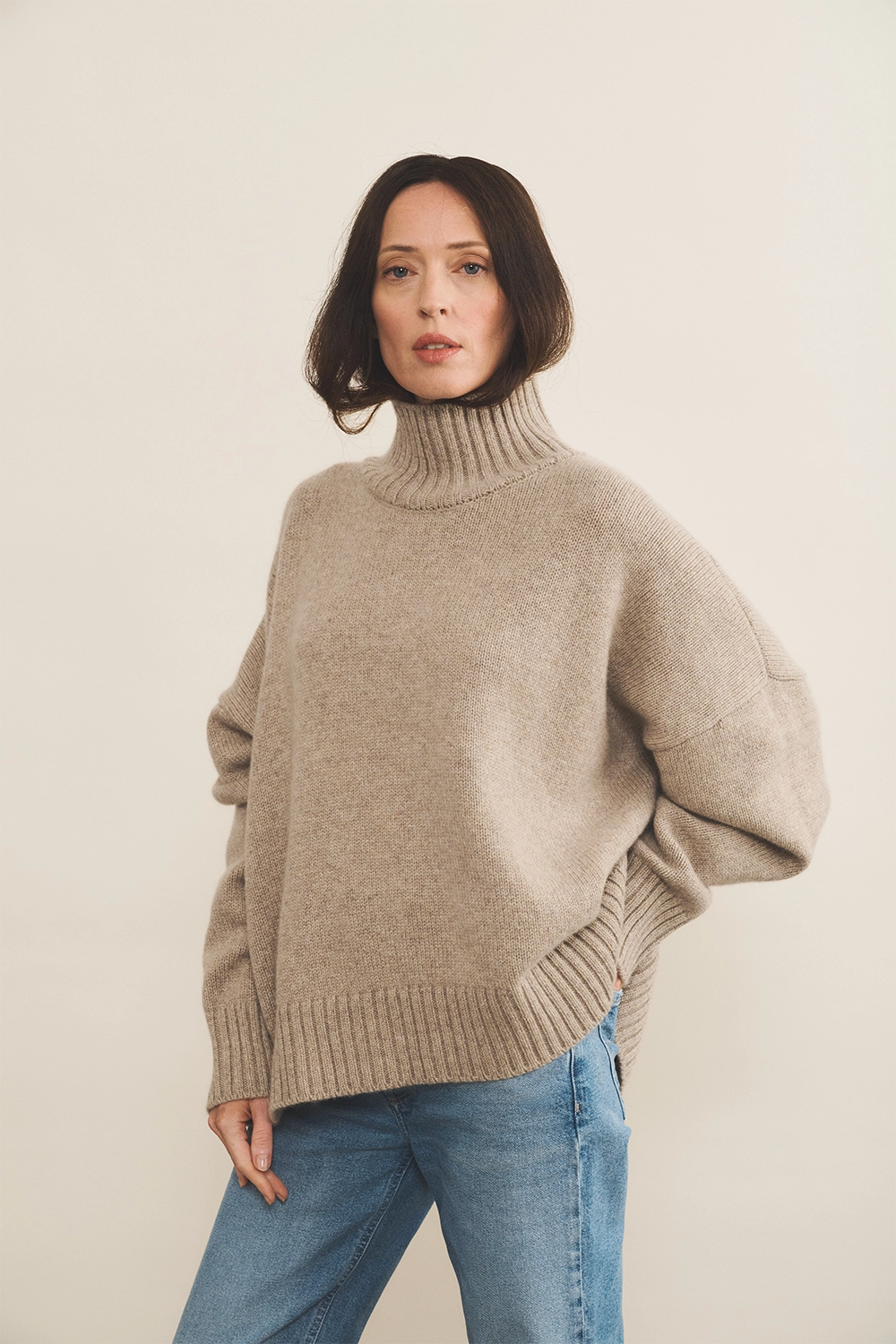 Greige cashmere sweater women - front view | Christina | Linnea Lund
