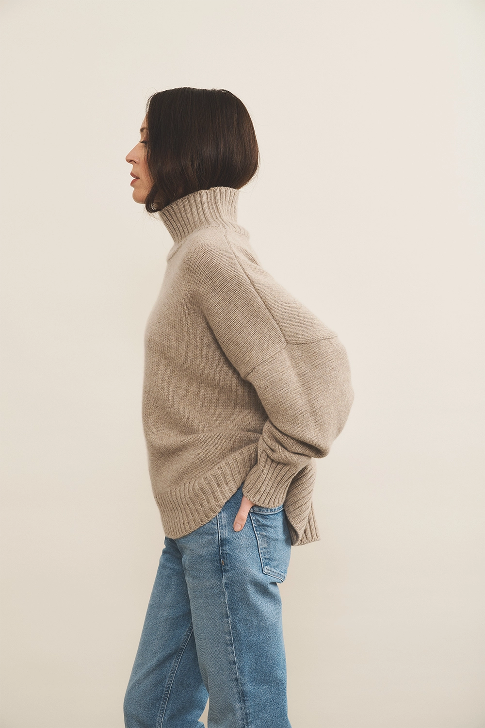Greige cashmere sweater women - side view | Christina | Linnea Lund