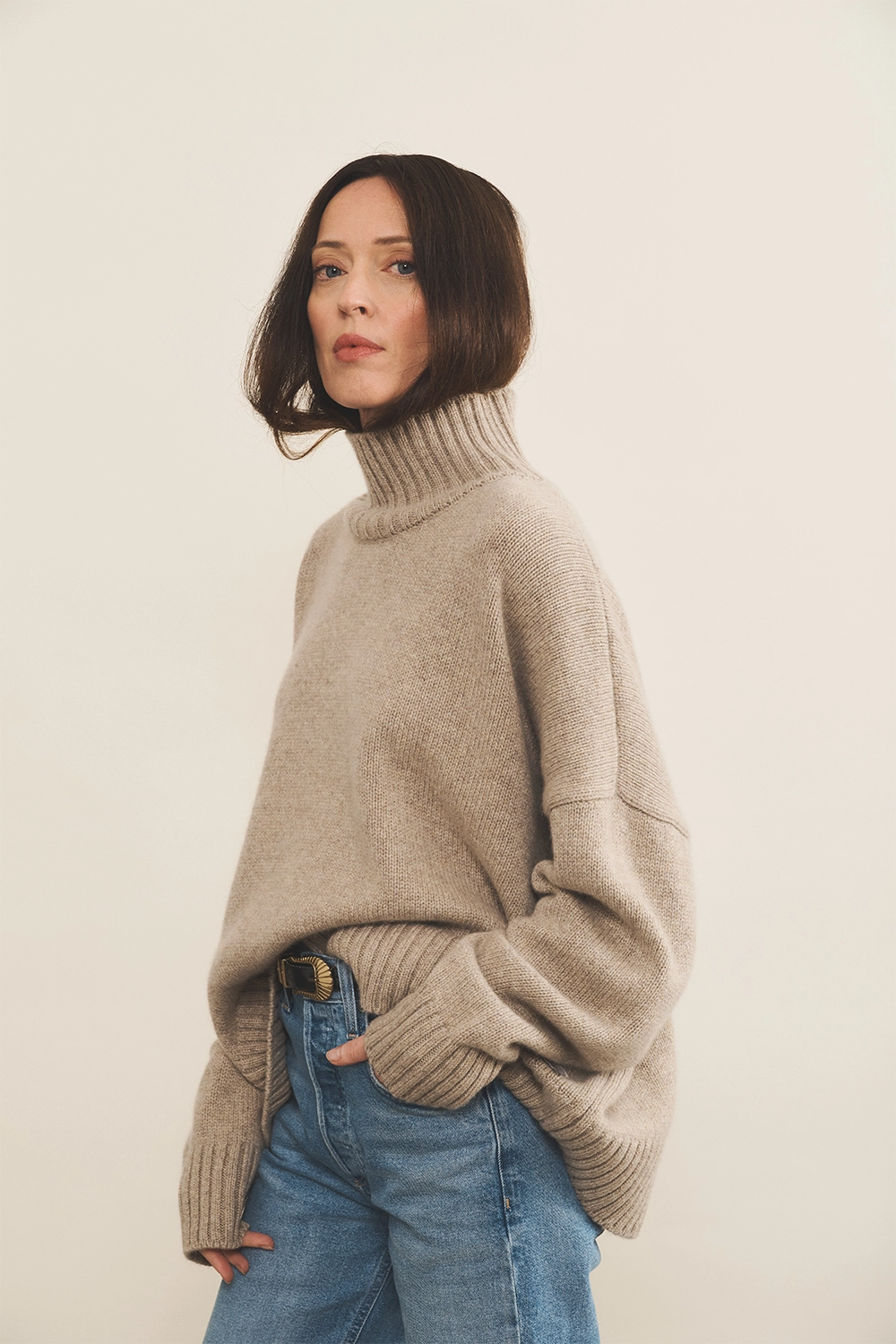Greige cashmere sweater women - side view | Christina | Linnea Lund