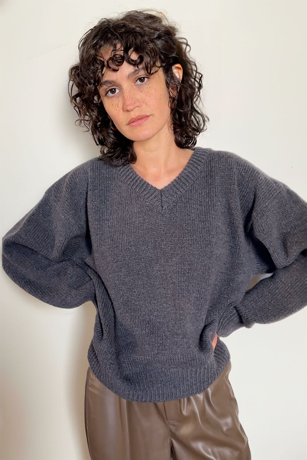 dark grey cashmere sweater women - front view | Emilie | Linnea Lund
