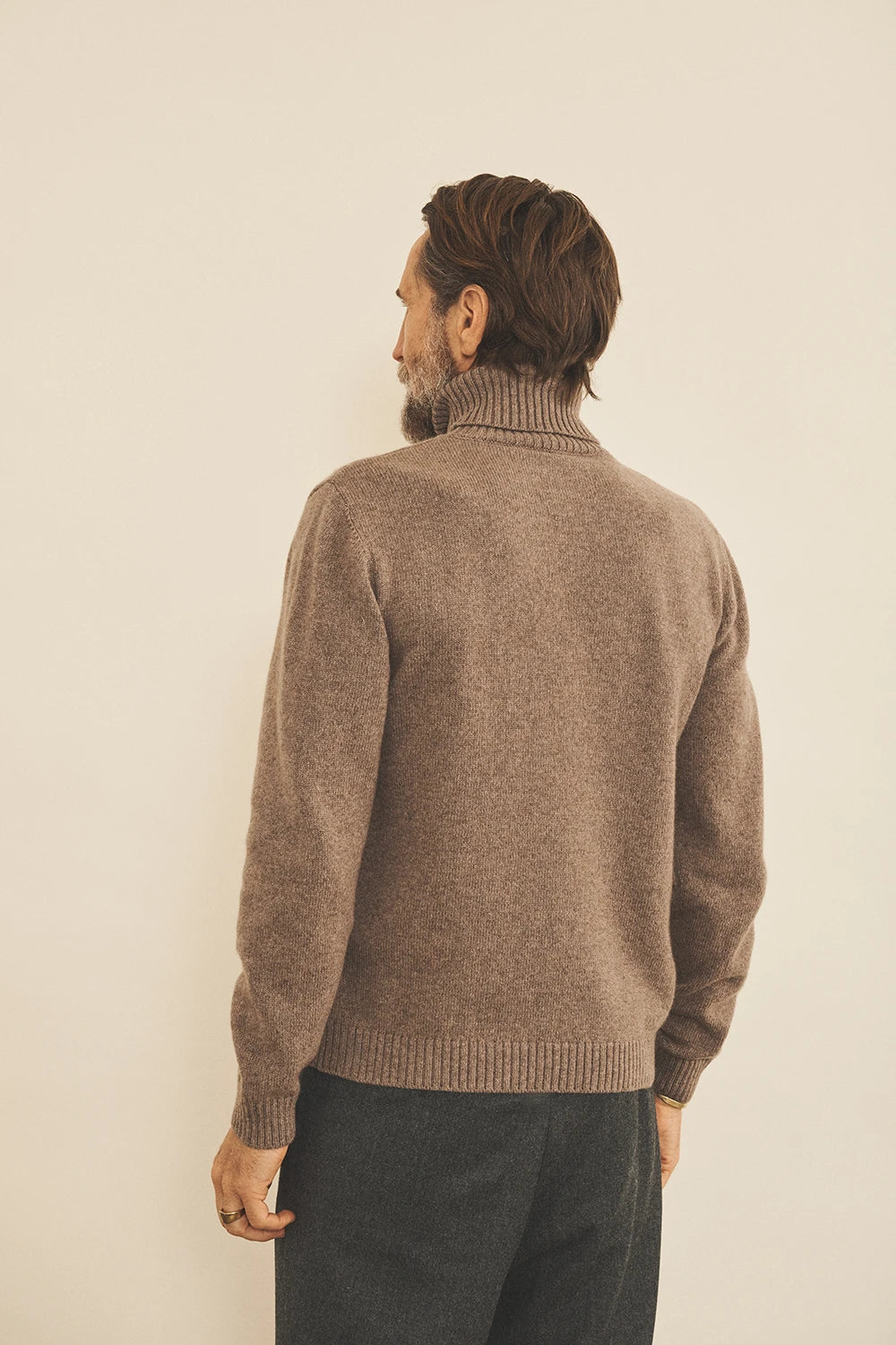 Taupe men cashmere sweater - side view | François | Linnea Lund