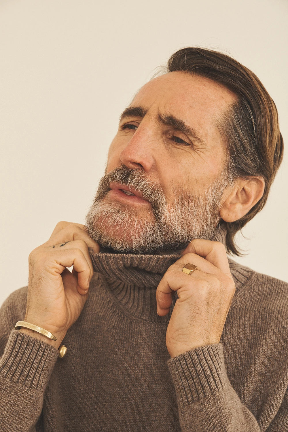 Taupe men cashmere sweater - focus fabric | François | Linnea Lund