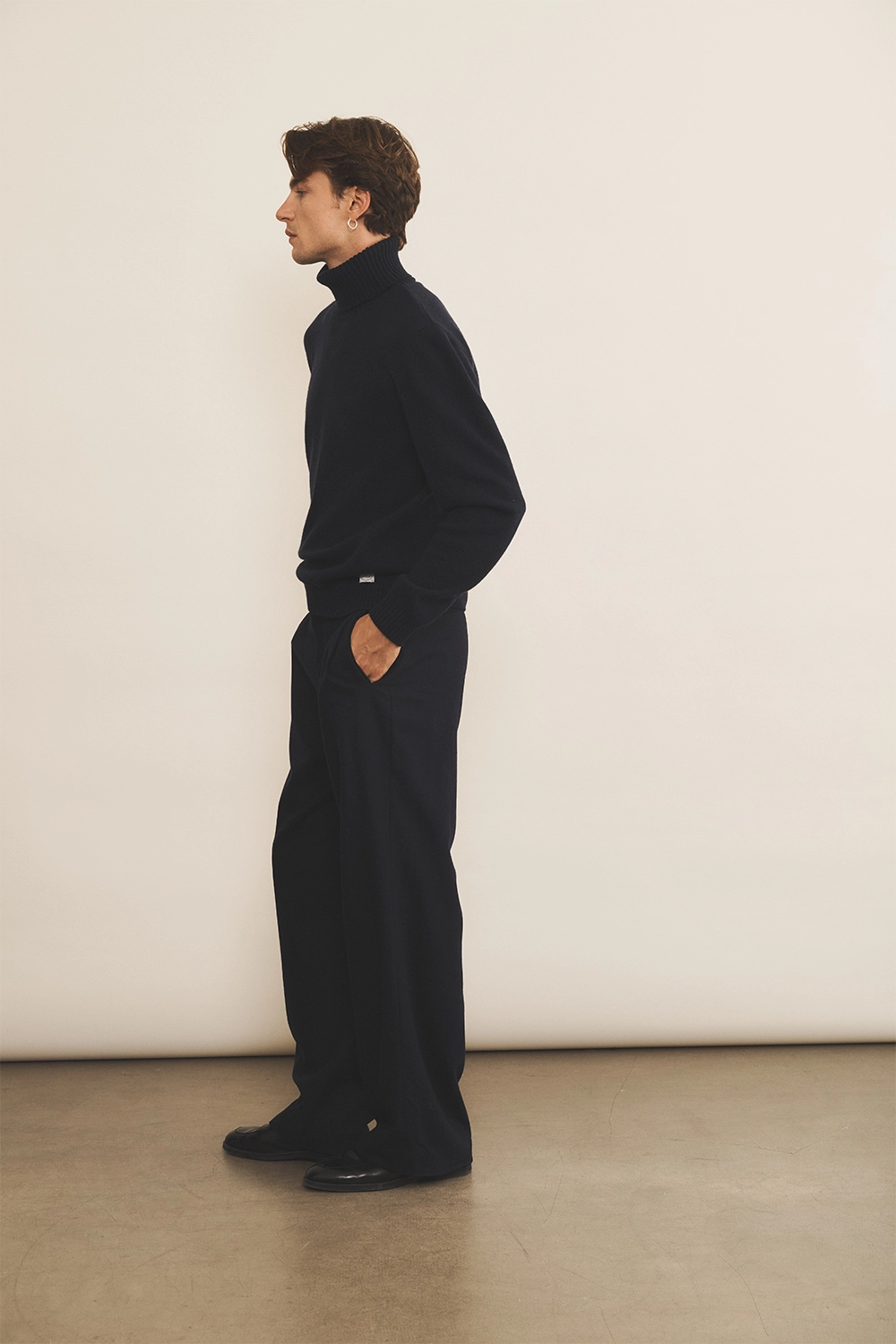 dark blue cashmere sweater men - side view | François | Linnea Lund