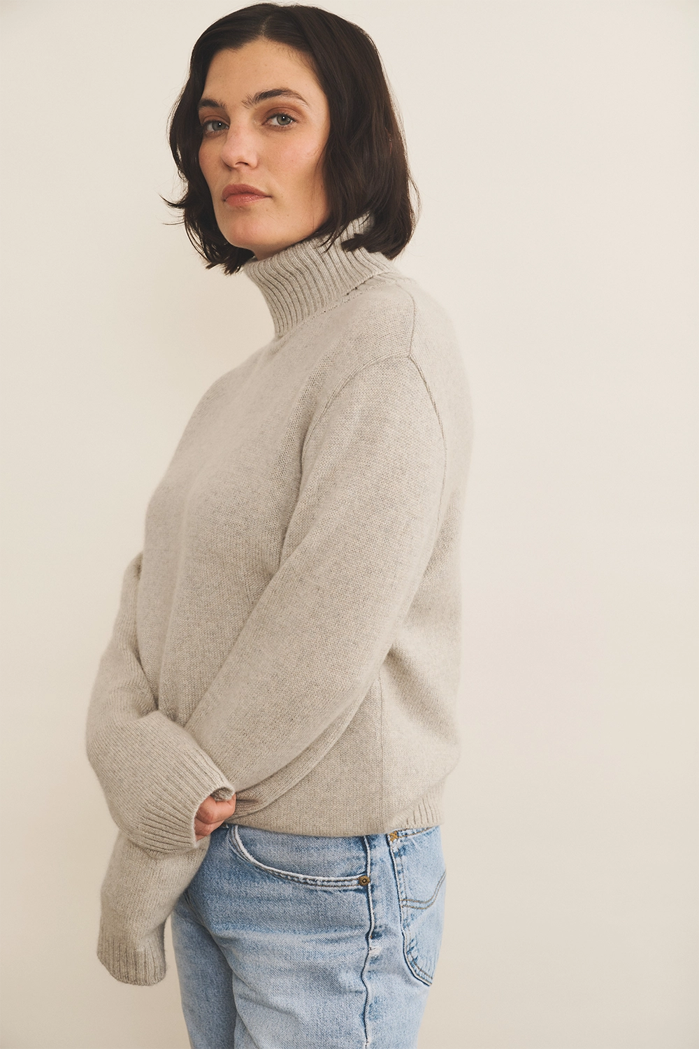 light grey cashmere sweater women - side view | François | Linnea Lund