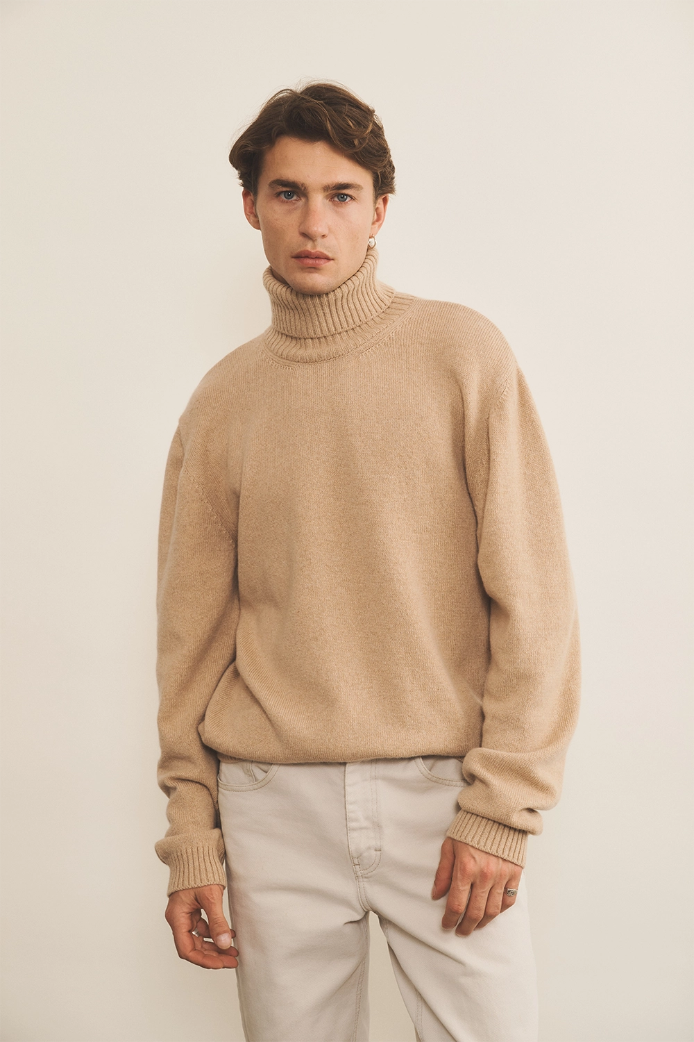 light camel cashmere sweater men - front view | François | Linnea Lund