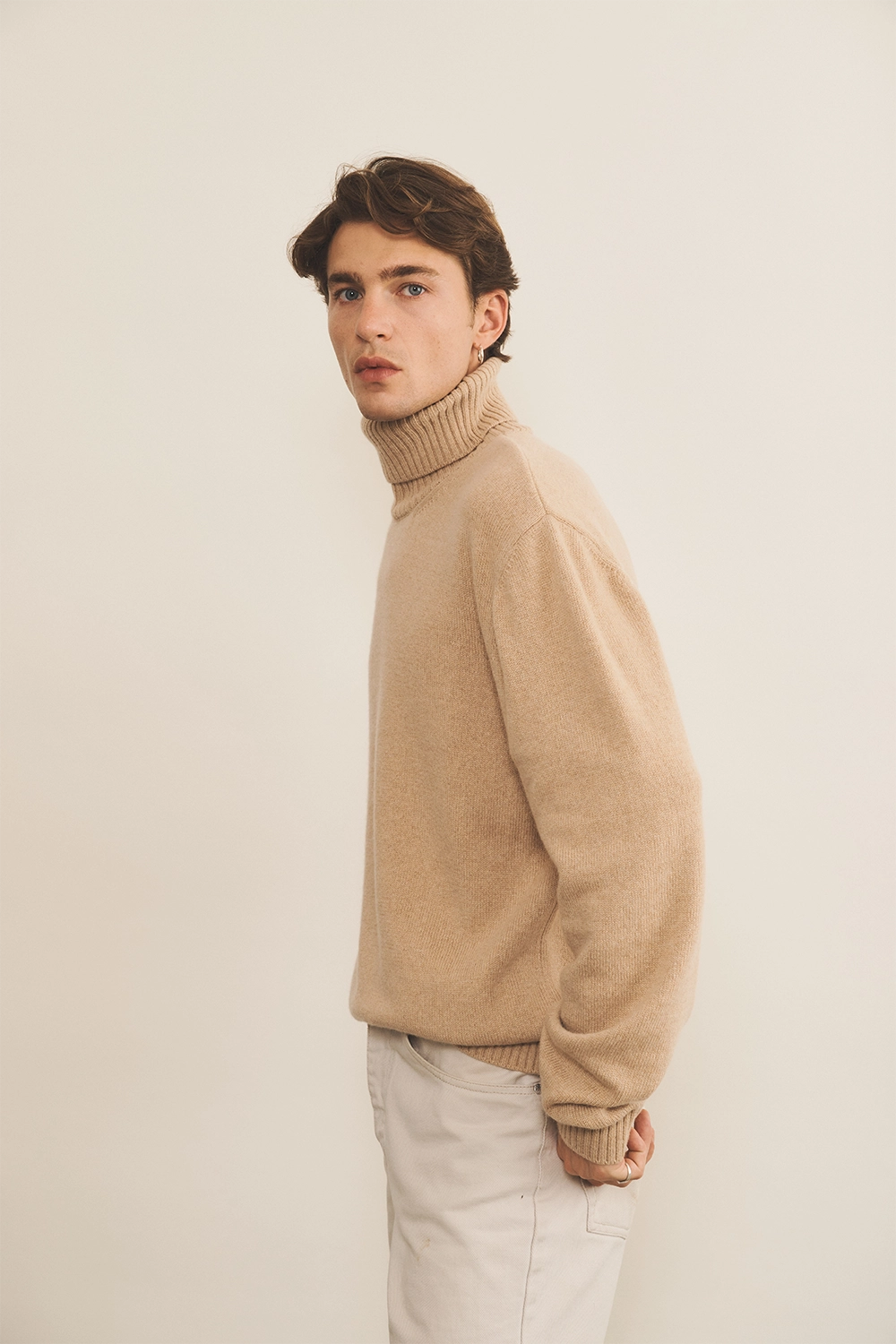 light camel cashmere sweater men - side view | François | Linnea Lund
