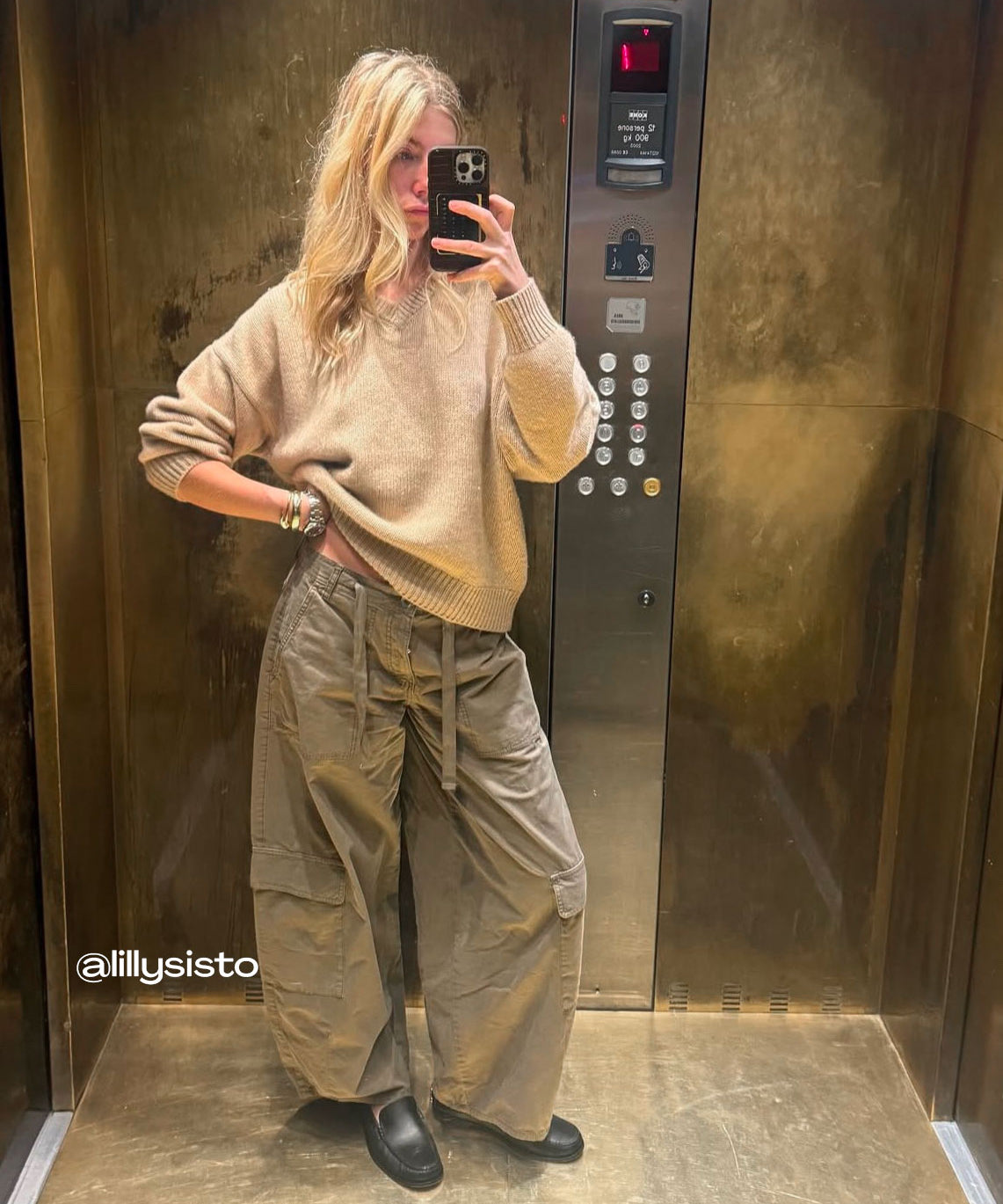 Lilly Sisto wearing the Linnea Lund cashmere sweater Mimmi