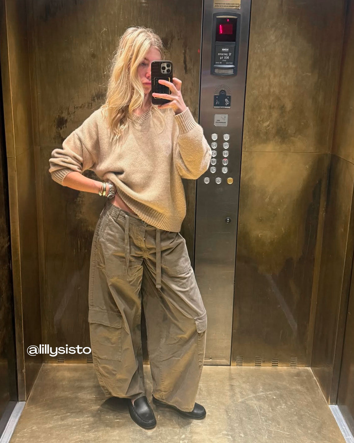 Lilly Sisto wearing the Linnea Lund cashmere sweater Mimmi