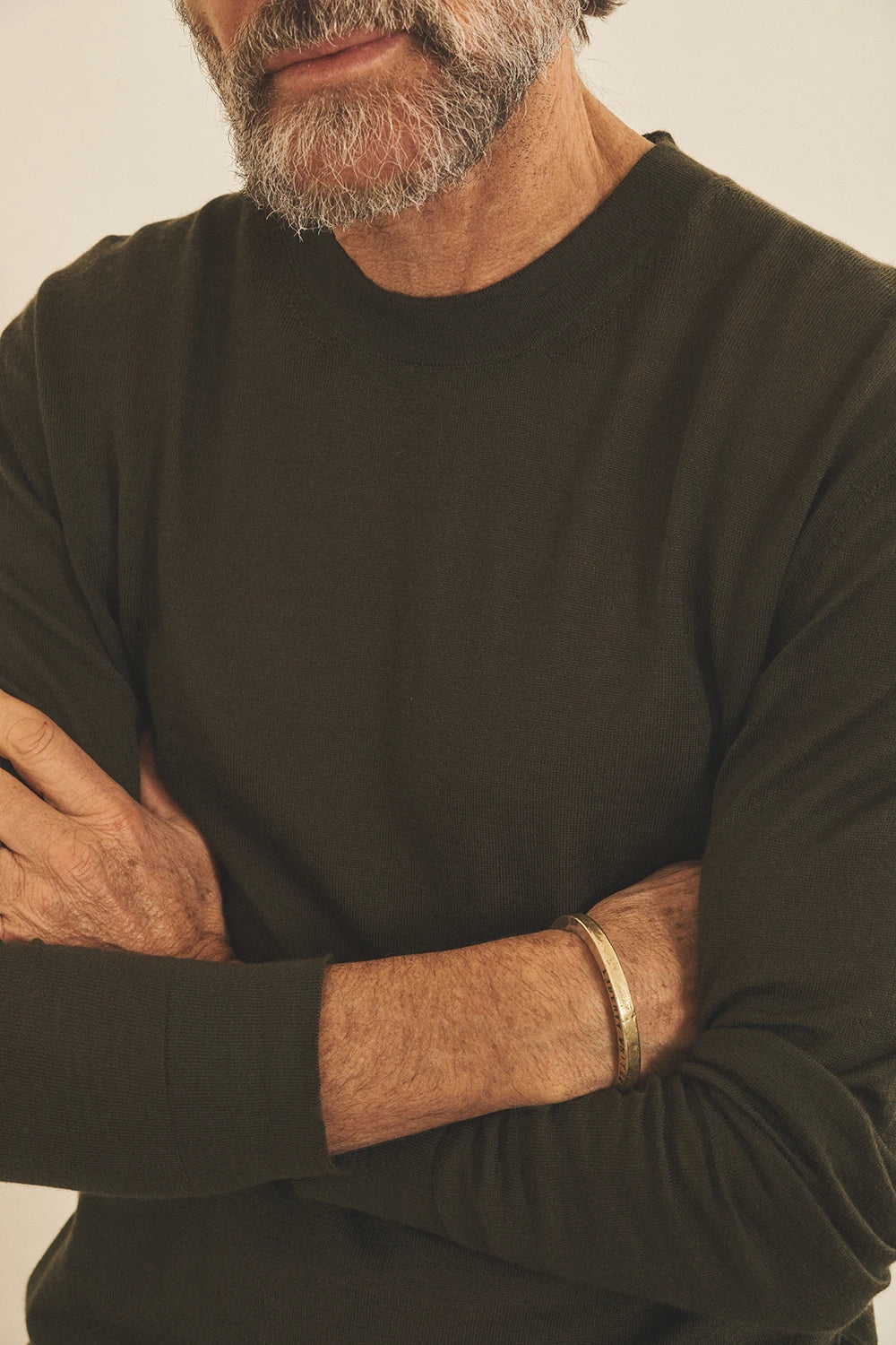 kaki cashmere sweater men - focus look | Marcel | Linnea Lund