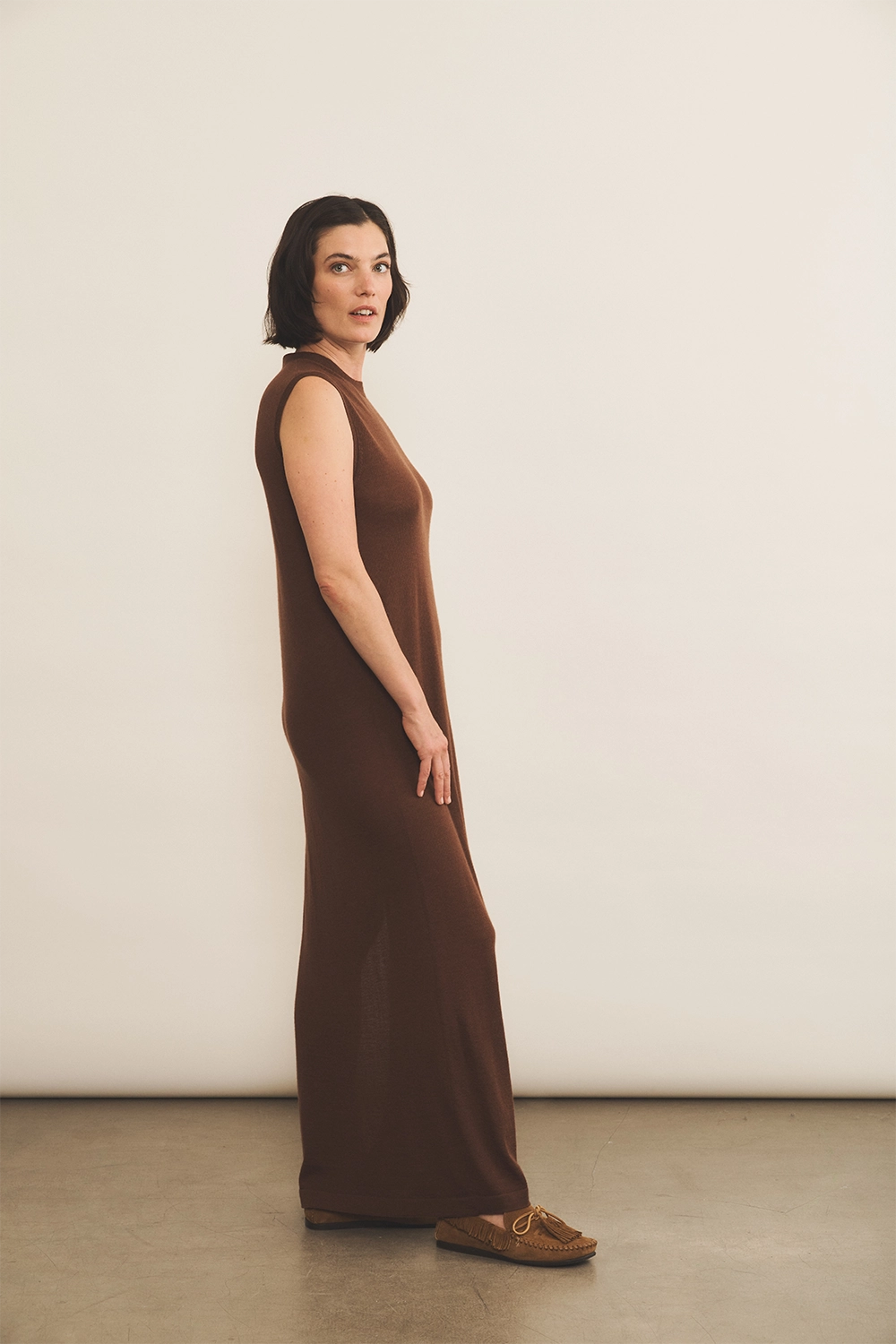 brown chocolate cashmere dress women - side view | Mia | Linnea Lund
