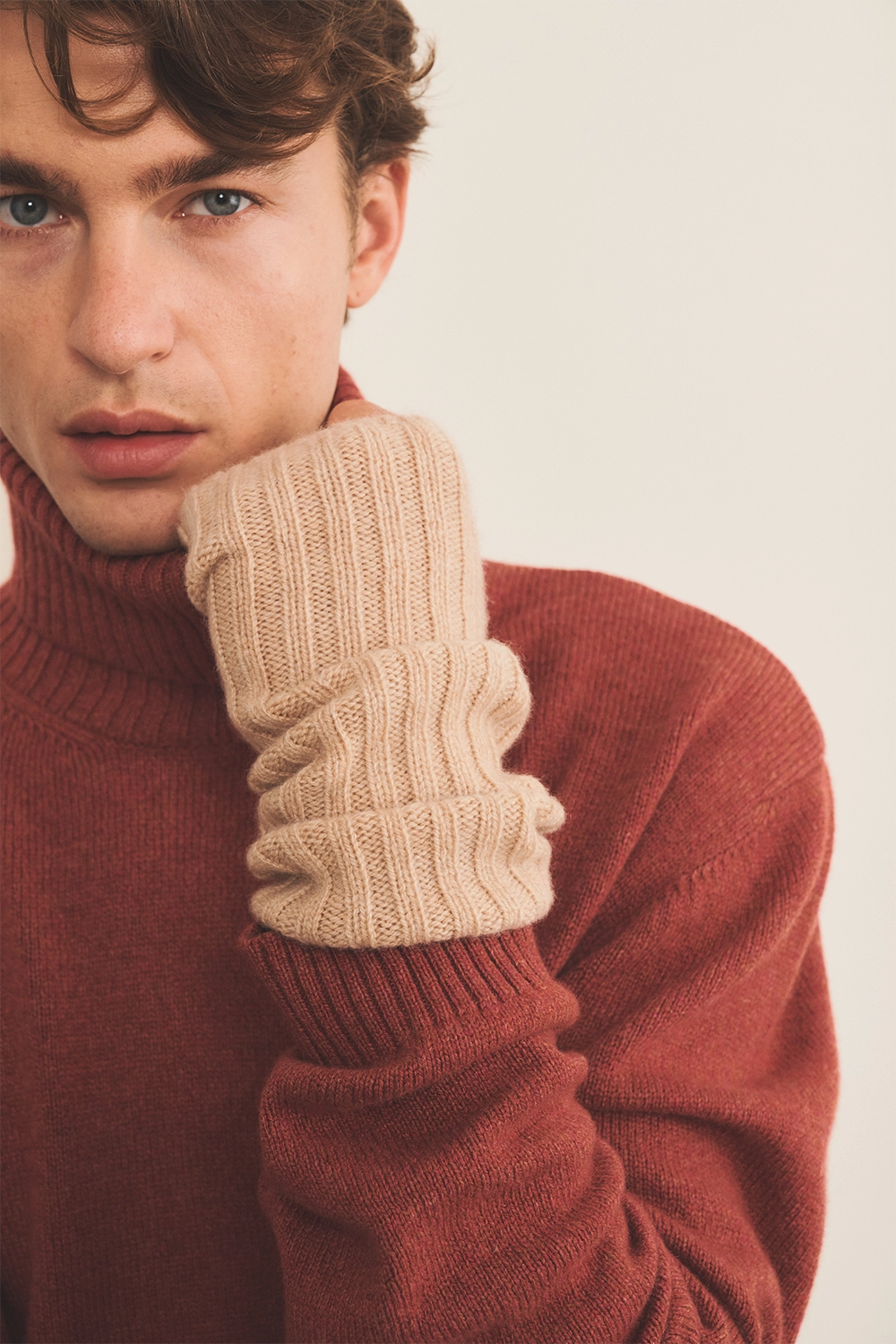 light camel cashmere mittens men - front | Noah | Linnea Lund