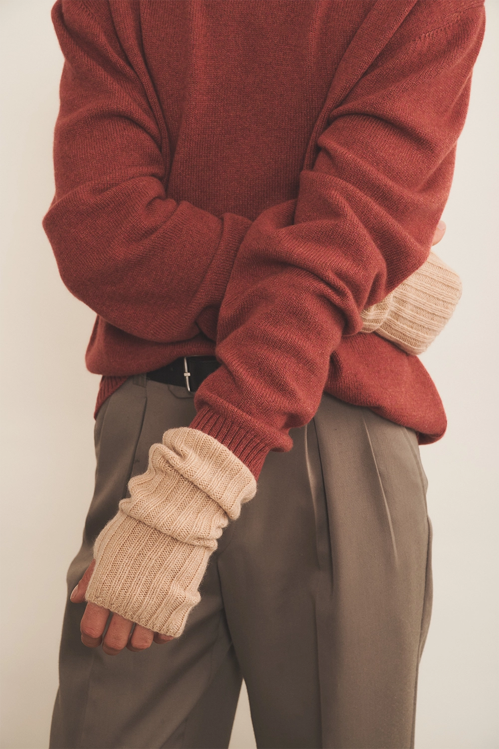 light camel cashmere mittens men - look | Noah | Linnea Lund