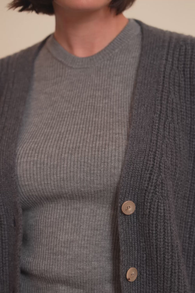 Dark grey cashmere cardigan women - video | Charlot | Linnea Lund